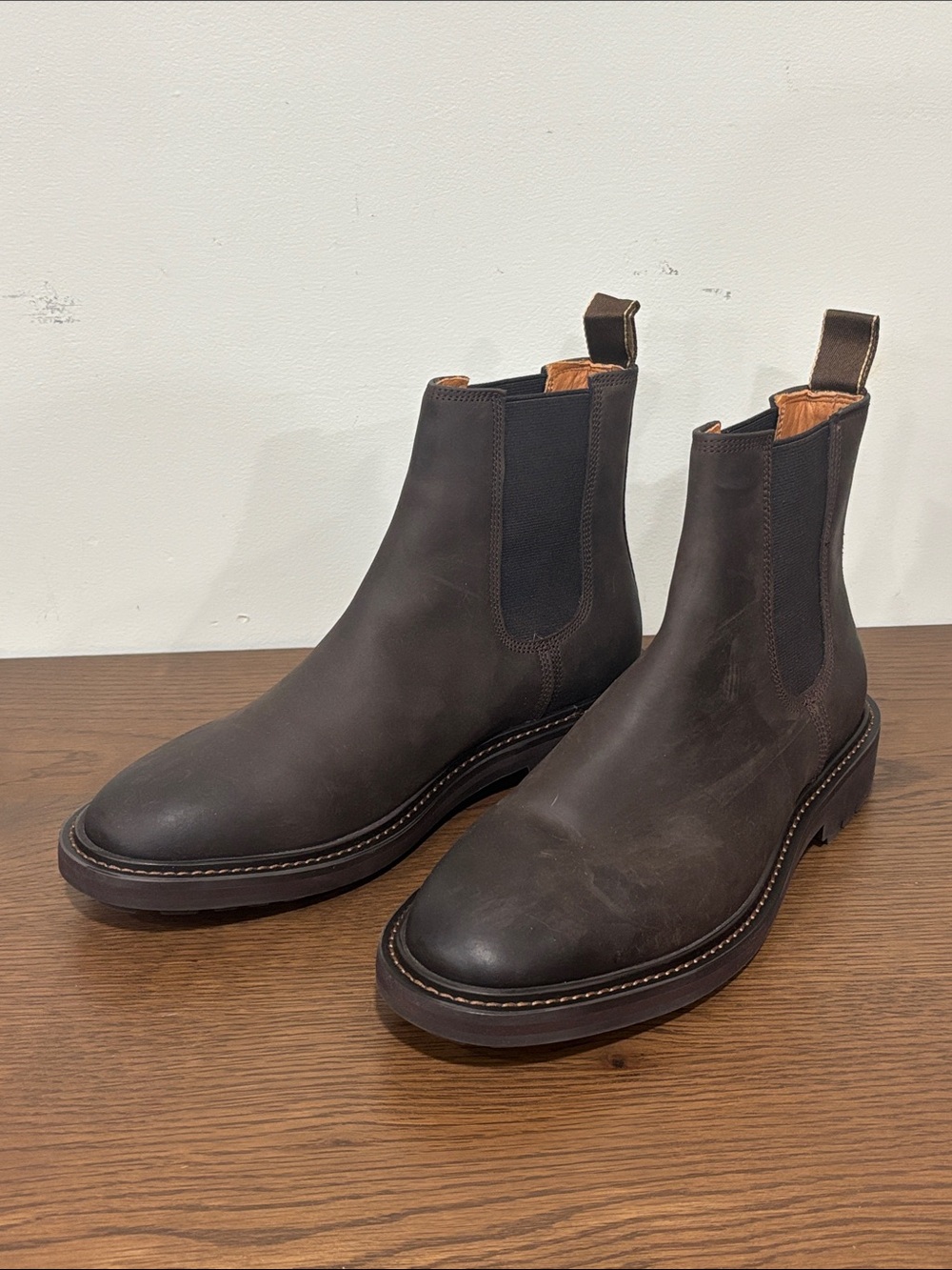NIB Quince Men’s Rugged Leather Lug Sole Chelsea Boots Brown Size 8